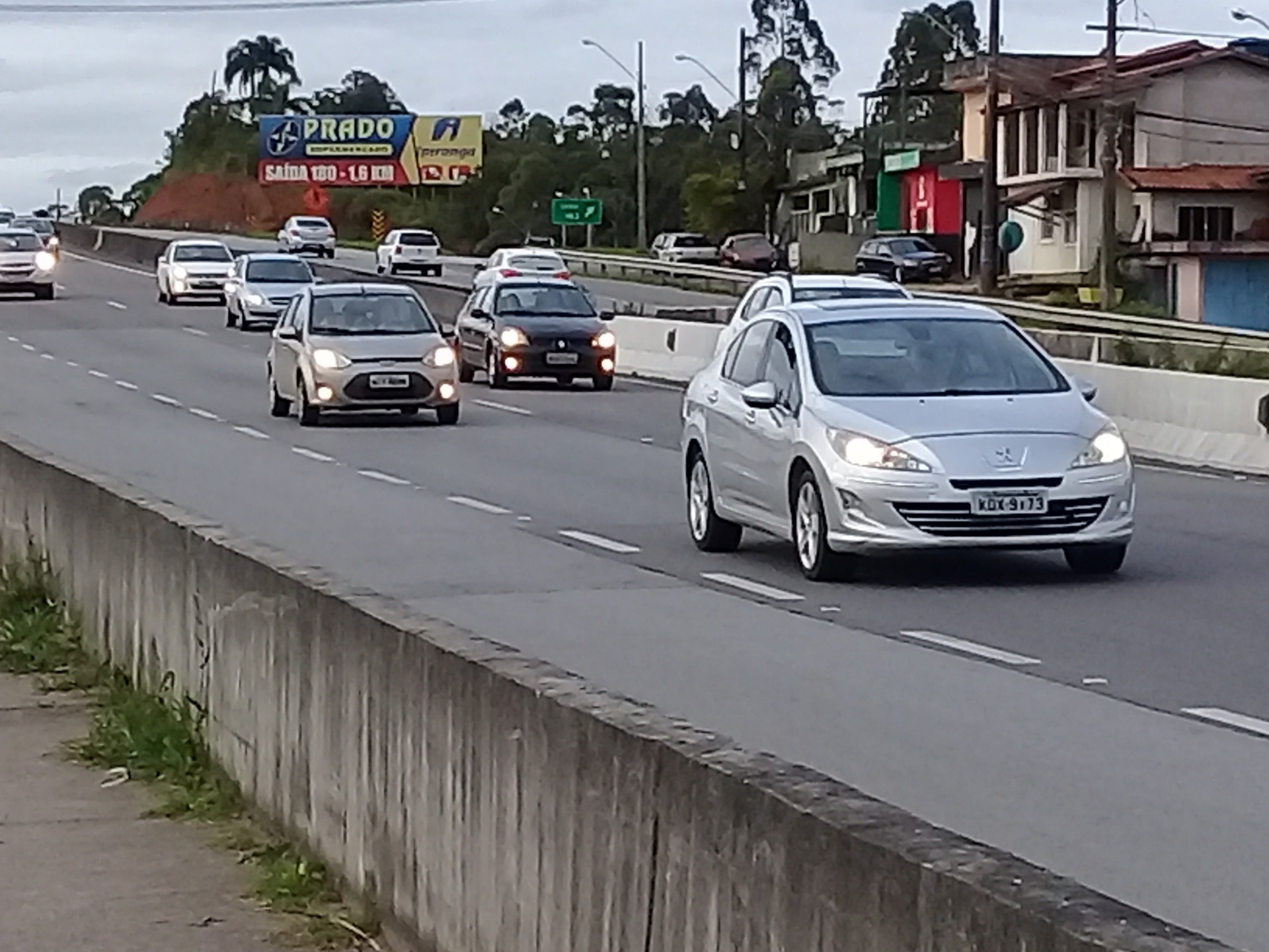  Evite multas; mantenga encendida las luces de los faros. de dia y de noche.en las carreteras.